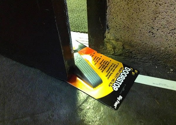 17. Зачем вообще распаковывать этот стоппер для двери? Он же и так отлично работает