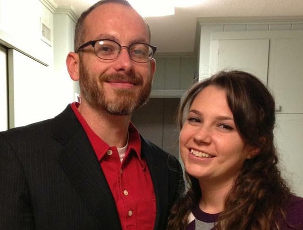 Проблема в том, что все посты Шулера размещались от имени девушки, а выйти из аккаунта, разлогиниться и войти под своим именем у него не получалось.