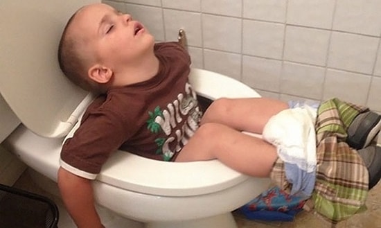 15 смешных фото, доказывающих, что дети могут заснуть где угодно