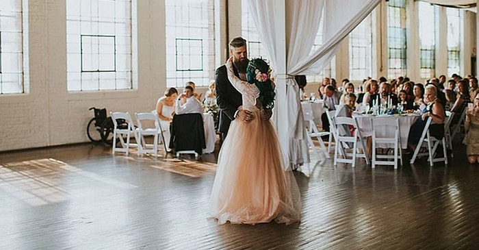 25 Yaşındaki Omurilik Felçli Gelin Düğününde Ayağa Kalkarak Herkesin Gözlerini Yaşarttı