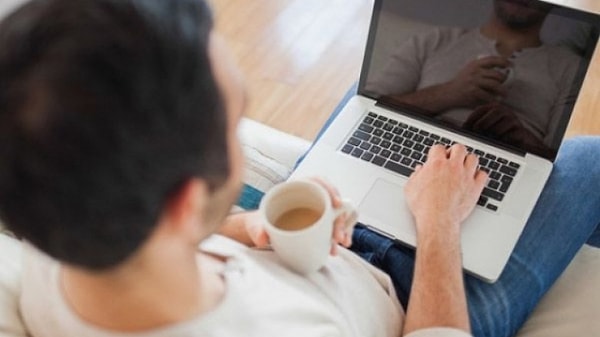 4. Если класть ноутбук на колени во время работы, можно заработать бесплодие.