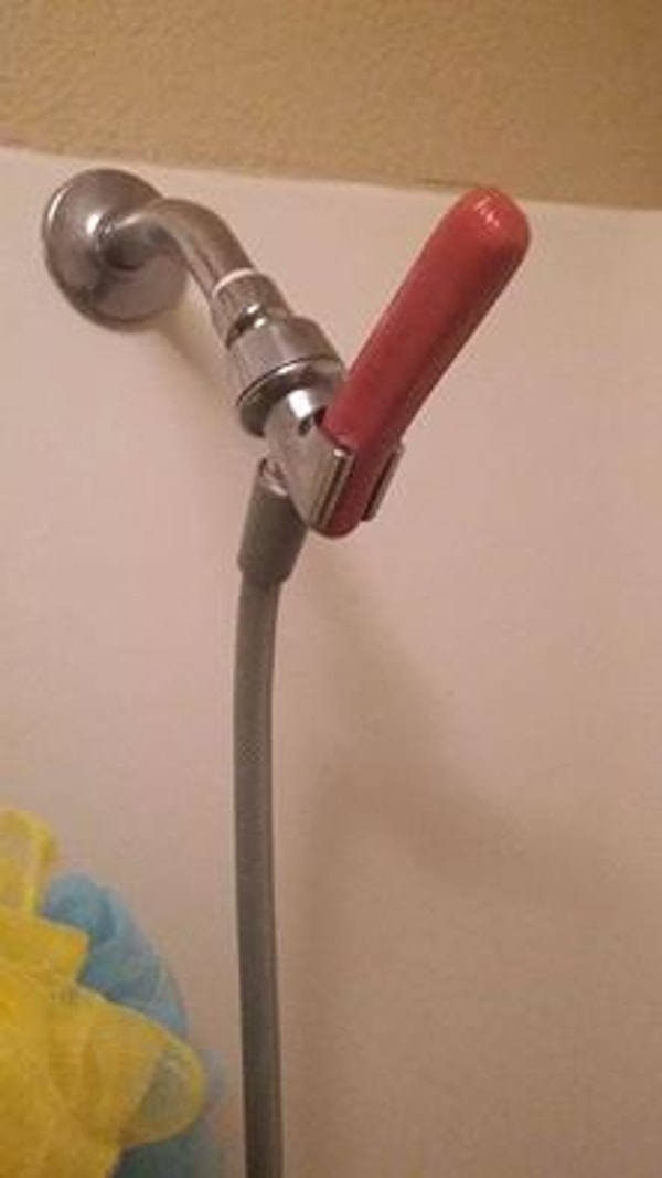 3. Сюрреалистическая композиция под названием "Душ-сосиска"