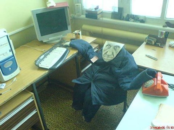 17. В этом офисе есть свое собственное пугало