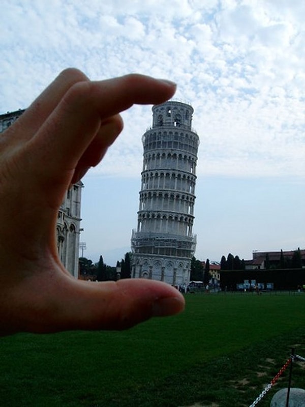 13. Когда башня кажется миниатюрной.