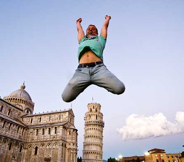 15. В общем, кто во что горазд. Эта несчастная башня многое повидала 😅