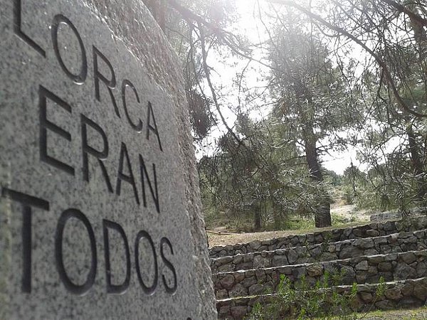 Lorca, Granada yakınlarında bilinmeyen bir yere gömülmüştü
