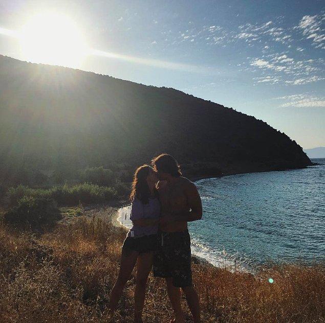 9. Sarp Levendoğlu, bir dargın bir barışık olduğu eşiyle öpüştükleri fotoğrafı Instagram'da paylaştı ve aşklarının yolunda gittiğini herkese gösterdi.