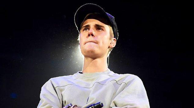 10. Justin Bieber, sevgilisi hakkında kötü yorumlar yapan hayranlarına kızıp 77.8 milyon takipçili Instagram hesabını tamamen sildi.