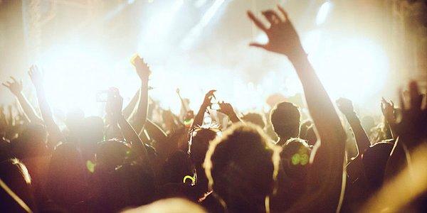 Bilim insanları müzik etkinlikleri ve festivallere giden kişilerin gitmeyenlere göre daha mutlu olduklarını ileri sürüyor.