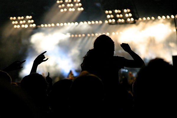 Avustralya'da yakın geçmişte yapılan ve Müzik Psikolojisi dergisinde yayılanan yeni bir çalışmaya göre insanların mutluluk seviyeleri ve müzik etkinliklerine gidip gitmemeleri arasında bir bağ olduğu ortaya çıktı.