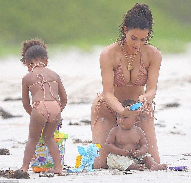 7. Doğumdan sonra 32 kilo veren ve lazerle vücudunu sıklaştıran Kim Kardashian, çocuklarıyla birlikte tatil yaparken görüntülendi.