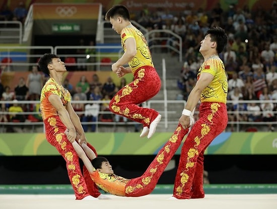 Çin Jimnastik Takımı Rio'da İp Atlama Gösterisi İçin İp Yerine İnsan Kullandı