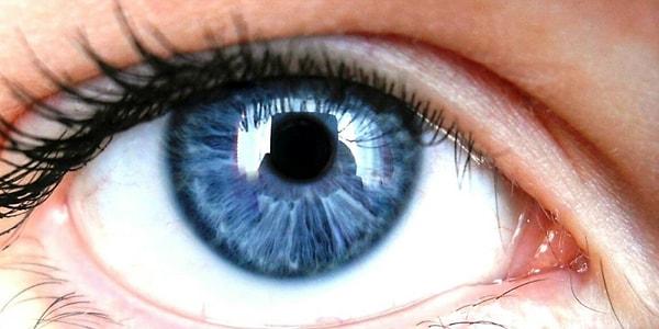 8. Kahverengi göz rengine sahip olan herkesin, aslında o pigmentlerin altındaki göz rengi mavidir. Hatta kahverengi gözler lazer operasyonuyla kalıcı olarak maviye döndürülebilmektedir.