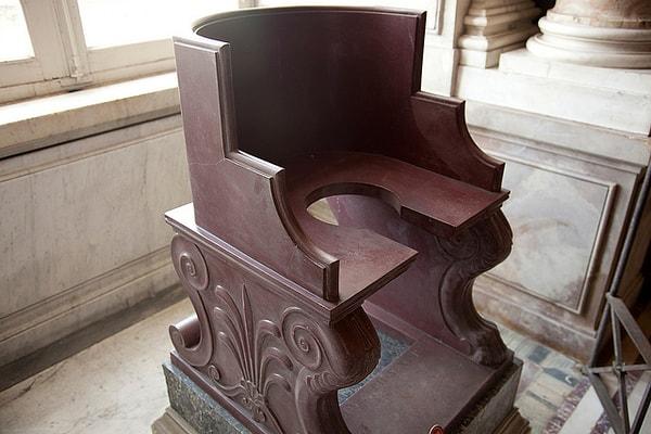 9. Katolik Kilisesi'nin bir başka tuhaflığı daha: Vatikan Müzesi'nde yetişkin insanlara yönelik lazımlıklara benzeyen "sedia stercoraria" adı verilen bir sandalye sergileniyor. Bu sandalyenin çok ilginç bir amacı vardı: