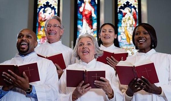 8. Roma Katolik Kilisesi, kadınların kilise korolarında şarkı söylemesine izin vermiyordu. Bu yasağı kaldırmak yerine tam 300 yıl boyunca inanılmaz bir saçmalık sergilediler:
