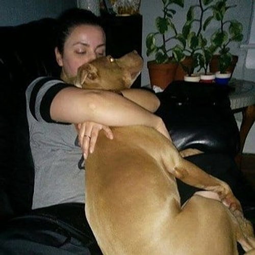 Victoria'nın Pitbull'ları adlı derneğin kurucuları Javiera Rodriguez ve Kyla Grover her hafta bilinç arttırmak için düzenledikleri yürüyüşe çıkmışlardı.