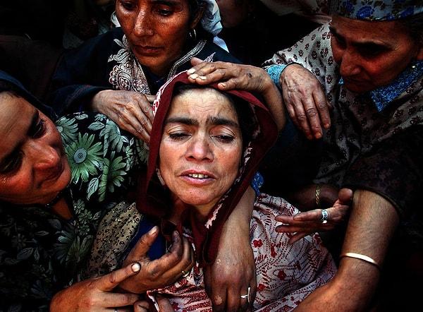 1990lardan bu yana savaş fotoğrafçılığı yapıyordu. Son 5 yılı Kaşmir'deki savaşın fotoğraflarını çekerek geçirdikten sonra inanılmaz şekilde depresif hissetmeye başladı.