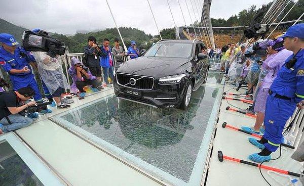 Cam levhanın sadece en üst tabakası çatladı. Fakat köprünün dayanıklılığı bu hücuma, hatta 11 yolcunun içinde bulunduğu Volvo SVU'nun ağırlığına üstün geldi.