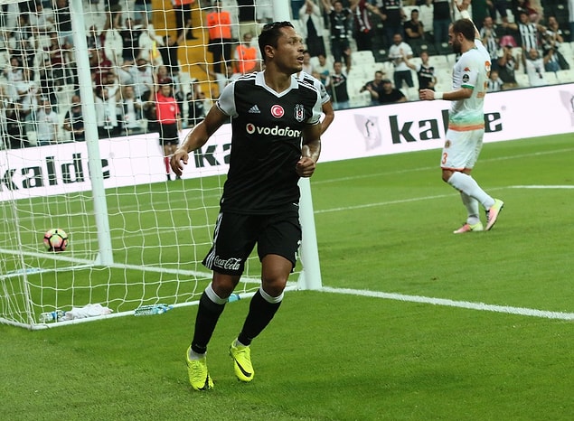 Yeni transfer Adriano sakatlandı