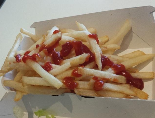 2. Let's get one thing straight. If you're not eating it alone, you can't put ketchup and mayonnaise on like this.