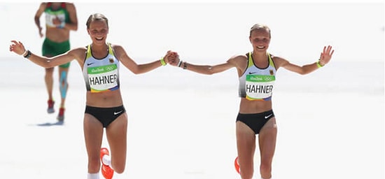 Немецкие спортсменки, пробежавшие марафон, держась за руки, привели соотечественников в ярость