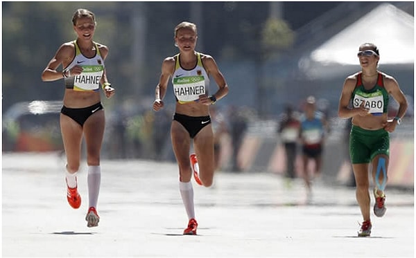 2. «Близнецы Ханер, Лиза и Анна, закончили Олимпийский марафон, отстав от победителя на 21 минуту, при лучшем результате - на 15 минут».