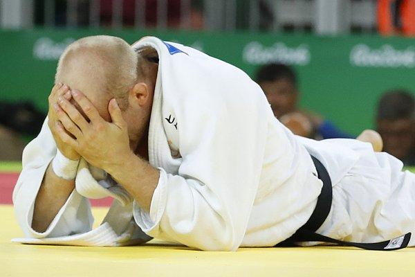 10. Kendisine bronz madalyayı kaybettiren Gwak Donghan ile yaptığı karşılaşmanın ardından, İsveçli judocu Marcus Nyman.