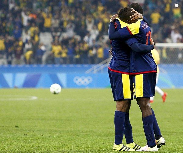 11. Brezilya'ya 2-0 yenilen Kolombiya futbol takımı oyuncuları birbirini teselli ediyor.