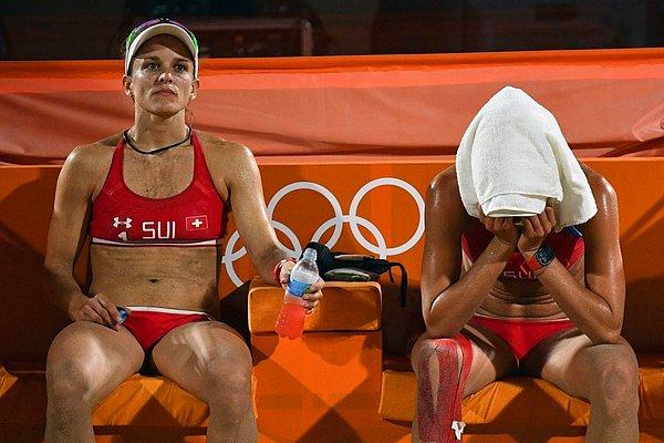 17. İsviçreli plaj voleybolu partnerleri Nadine Zumkehr ve Joana Heidrich'in, çeyrek finalde Brezilya'ya yenilmelerinin ardından.