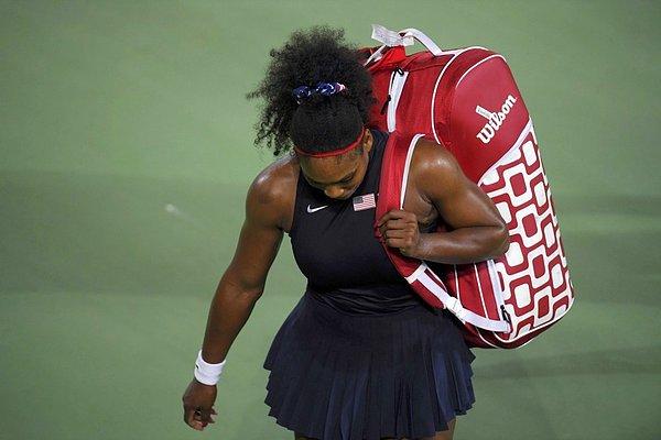 18. Serena Williams korttan ayrılırken.