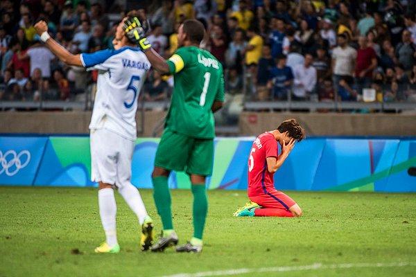 20. Güney Koreli futbolcu Jeong Seung-Hyeon, Honduraslı futbolcular galibiyetlerini kutlarken dayanamayıp dizlerinin üzerine çökmüş.