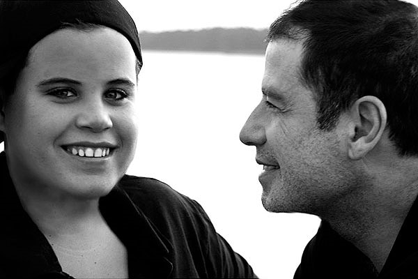 1. Старший сын Джона Траволты, Джетт Траволта, погиб в 2009 году в возрасте шестнадцати лет в результате эпилептического припадка, вызванного синдромом Кавасаки.