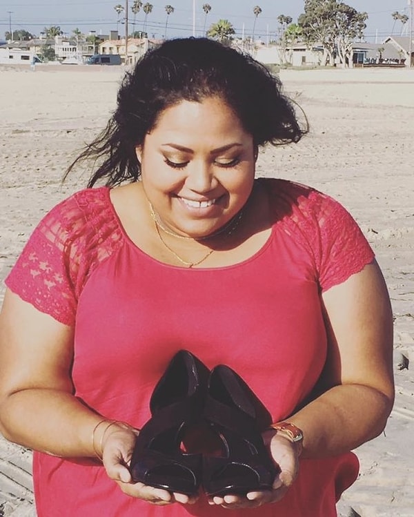 На этом снимке она нежно смотрит на туфли, купленные для новой работы 👠👠