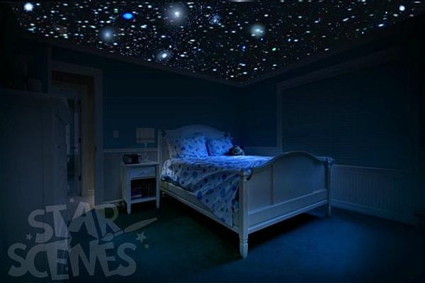 13. Karanlıkta parlayan fosforlu çıkarmalar, tavanınızda yıldız efekti yaratacak.
