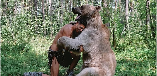 Дружелюбного медведя Степана из России продолжают навещать иностранцы