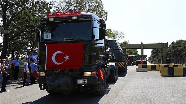 Tırlar kışladan güvenlik önlemleri eşliğinde önlerine Türk bayrağı asılarak çıkartıldı