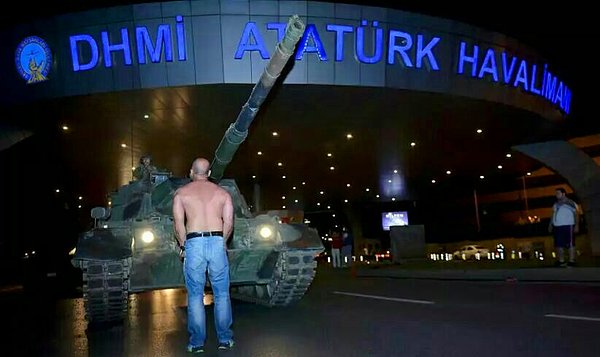 Havalimanı ve Vatan'a çıkan tanklar Baştabya Kışlasından