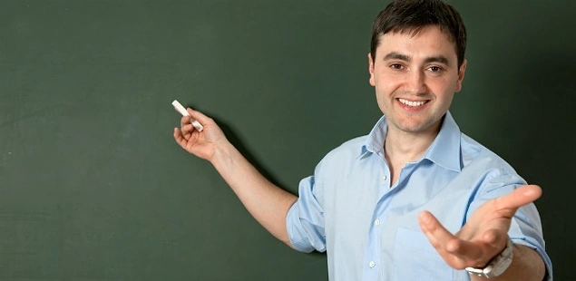 Boş konuşan espritüel öğretmen.