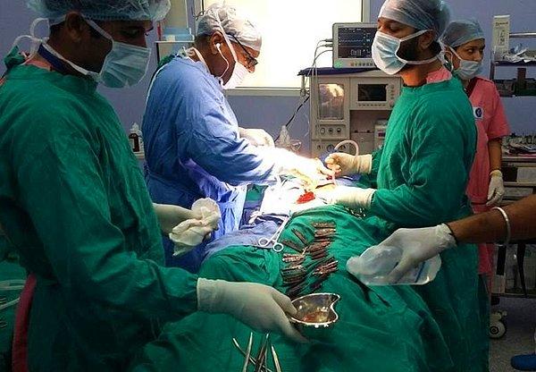“Çok gergindik. Küçücük bir hata bile hastanın hayatına mal olabilirdi. Meslekteki 20 yılımda böyle bir şey görmedim” diyor Dr. Jatinder Malhotra.