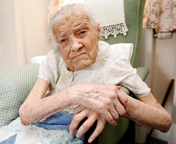 2. 108 yaşındaki dünyanın en yaşlı bakiresi Clara Meadmore