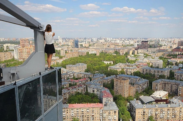 10. Ведь каждый год мы сталкиваемся со случаями, когда подростки срываются с верхних этажей, падают и разбиваются насмерть.