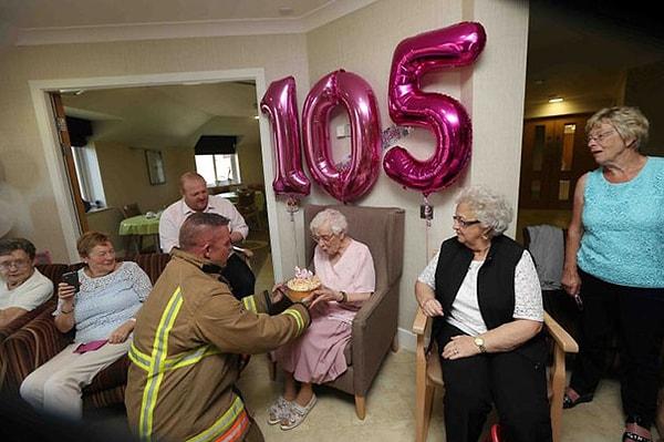 Kaldığı yaşlılar bakım evinde Ivy Teyze diye bilinen Ivena Smailes, geçtiğimiz günlerde 105. doğum gününü kutladı.