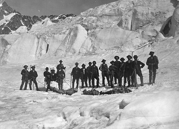 1. Mont Blanc'da dağcılar ölen arkadaşlarının cesetlerini aşağıya indiriyorlar, 1895.