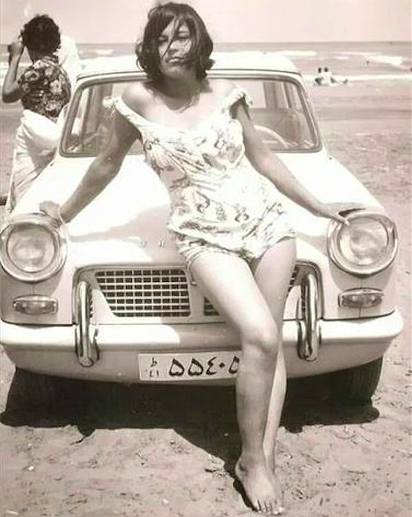 6. İslam Devrimi'nden önce İran'da plajdaki kadın, 1960