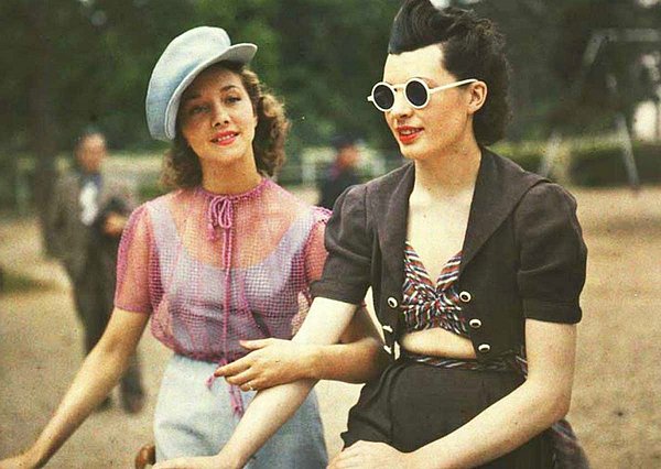 9. 1930'larda Parisli 2 kadının nadir bulunan renkli fotoğrafı.