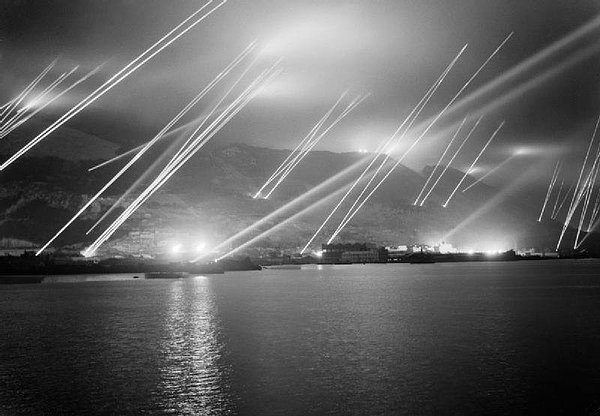 11. Cebelitarık Boğazı'na yansıtılan ışıklar, 1942