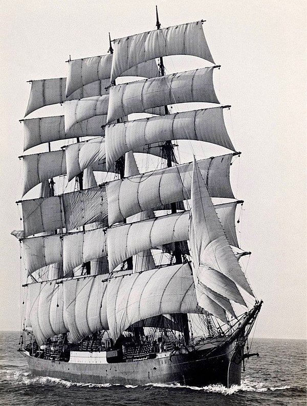 14. Dünyanın son ticari yelkenli gemisi The Pamir, Cape Horn'u 1949'da son kez geçerken.
