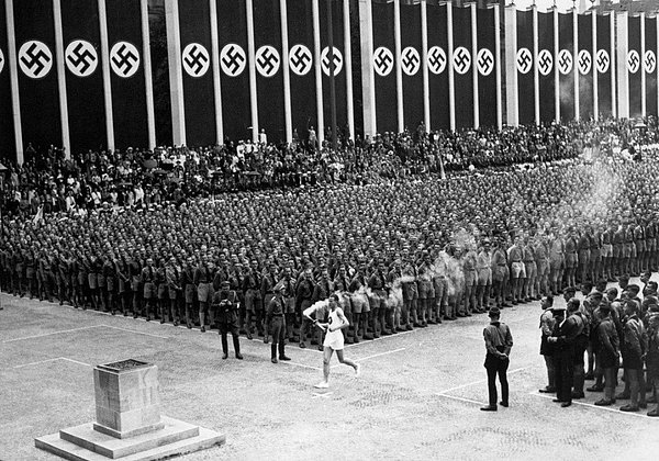16. Berlin'de olimpiyat meşalesi yakılırken, 1936