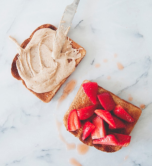 6. Сэндвичи с медом, миндальным маслом и клубникой