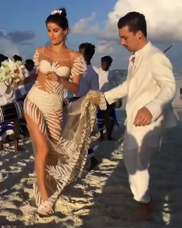 11. Очень смелый и открытый наряд.